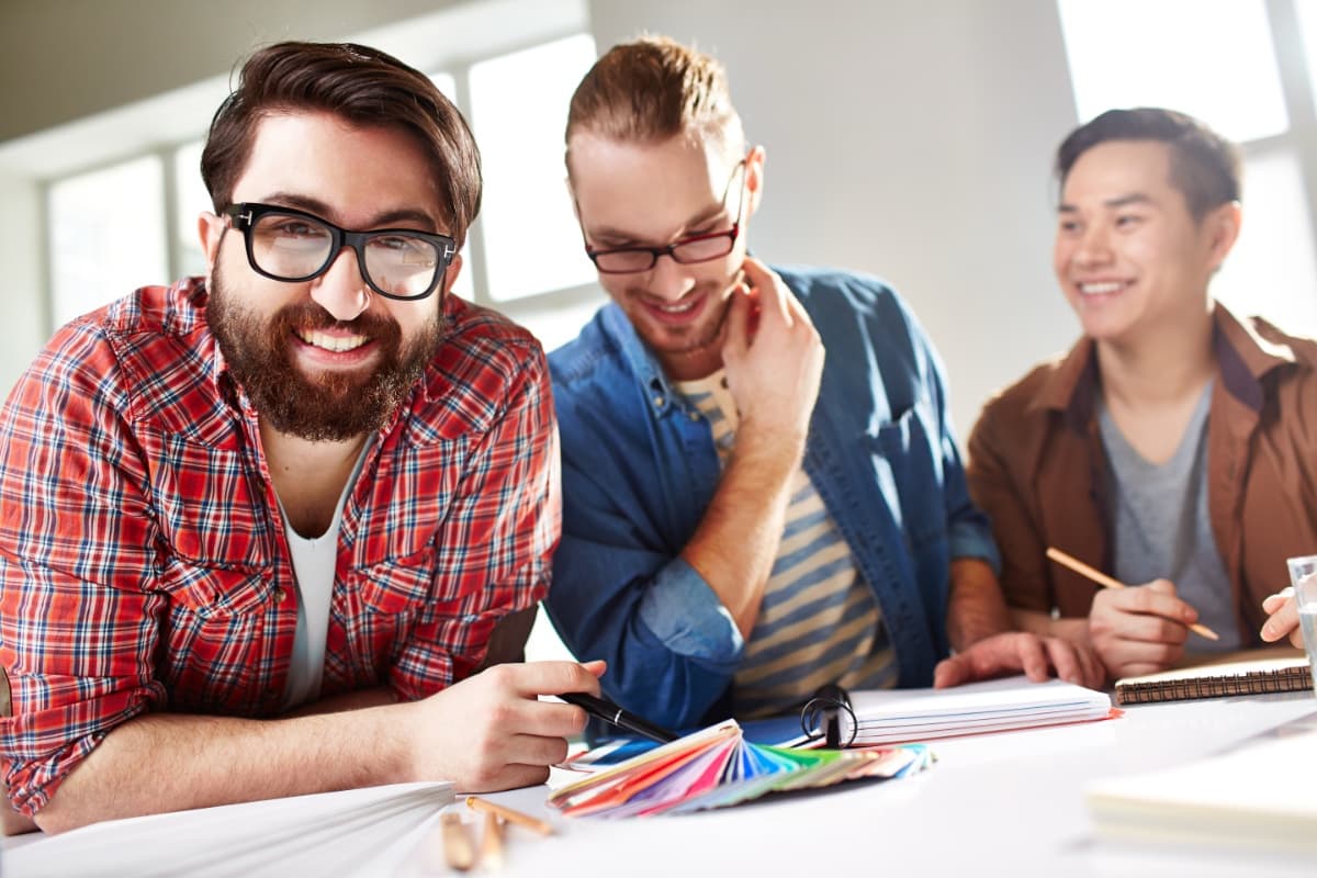 Junge Menschen arbeiten gemeinsam an einem Projekt