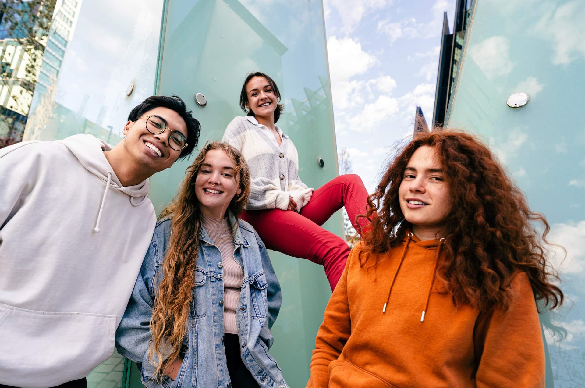 Diverse Gruppe junger Menschen, die offen und einladend in die Kamera schauen