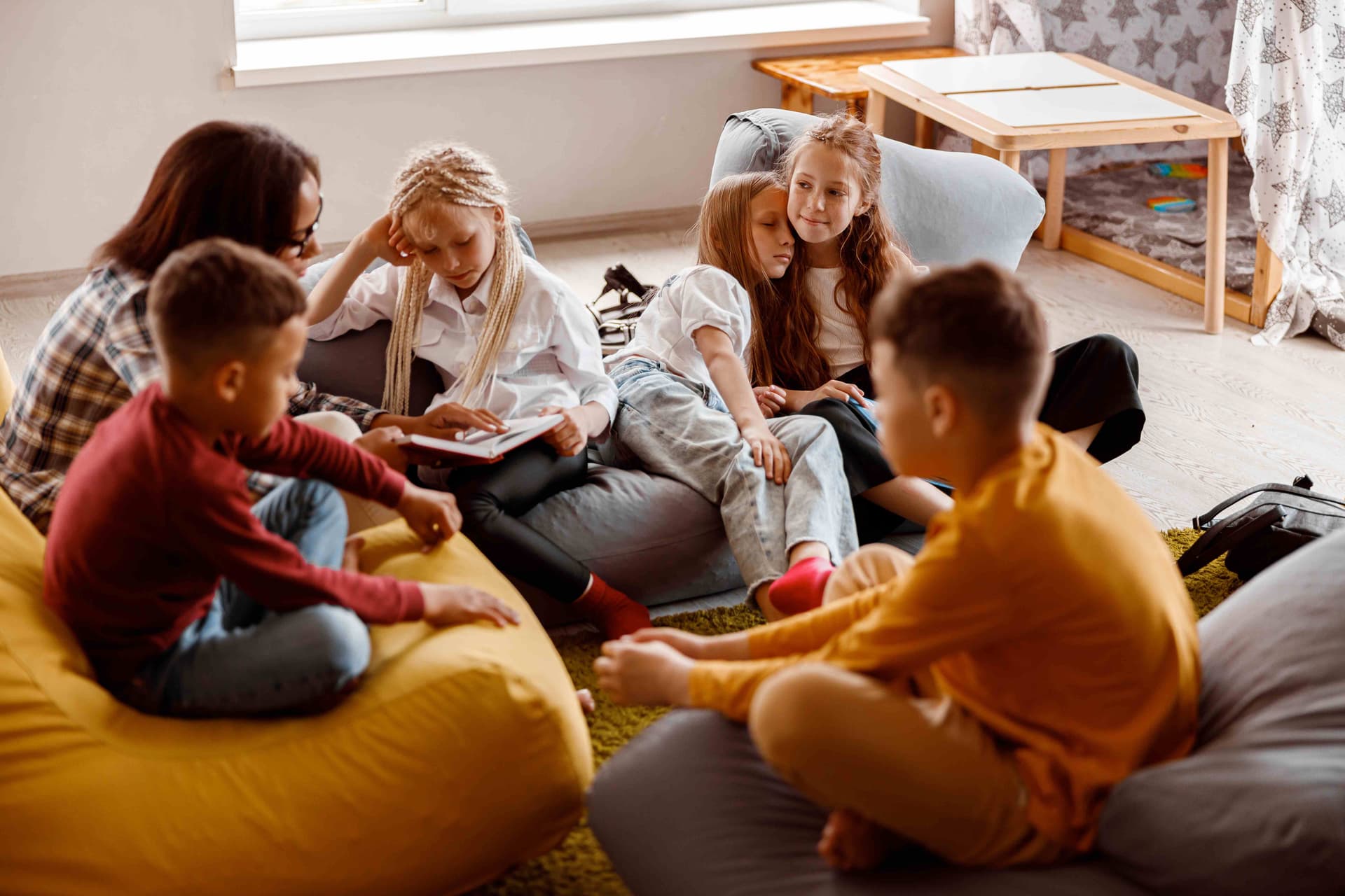 Ruhiger, glaubwürdiger Wohn- oder Gemeinschaftsraum als Symbol für Schutz, Alltag und Entwicklung in den koedukativen Intensivwohngruppen bei Jetzt Jugendhilfe