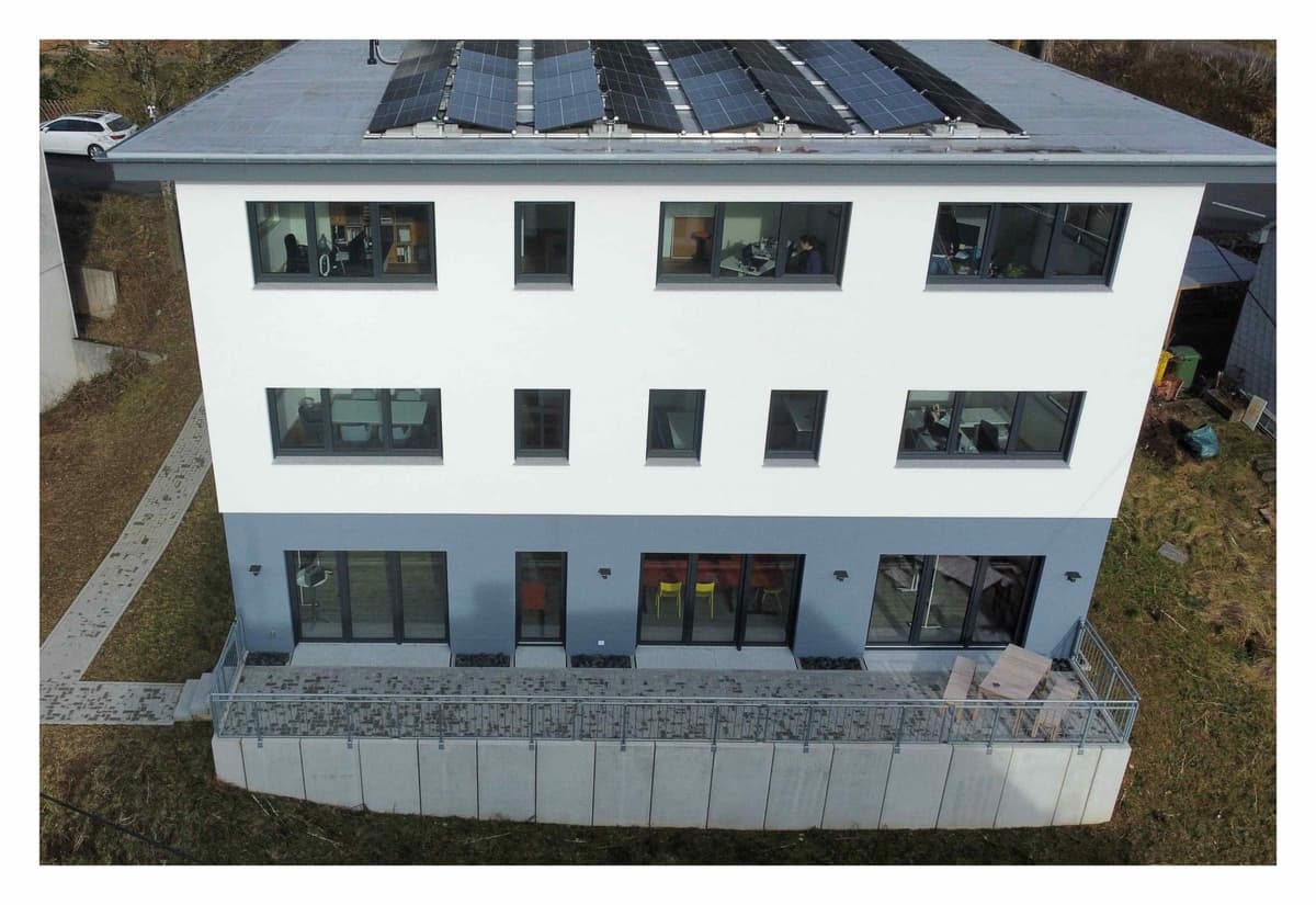 Geschäftsstelle von Jetzt Jugendhilfe in Netphen - Modernes Bürogebäude mit Solarpanelen